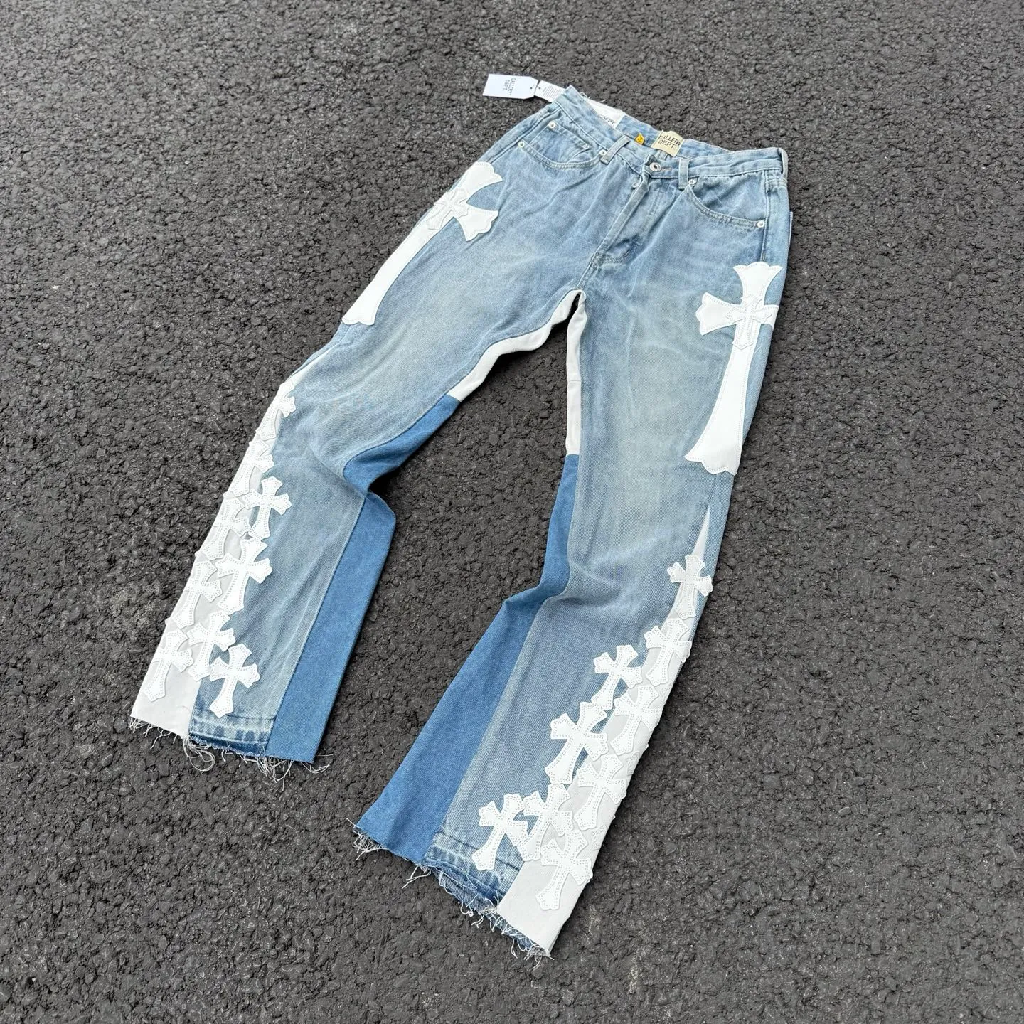 #8146 P290💰 Independent GALLERY DEPT. Vintage multi-leather spliced cross loose washed flared jeans - truly restore the ultimate texture of Vintage - original hardware accessories washed and other elevators, QR code analysis are all purchased from the original factory, high degree of restoration, you are welcome to compare with a certain product~ - Three-dimensional version Loose and comfortable, not picky about the body shape, taller and slimmer, factory Seiko, original factory quality control, same style for men and women, can be matched with couples, versatile recommendation, must-have jeans for all seasons -Size: 28 30 32 34 36